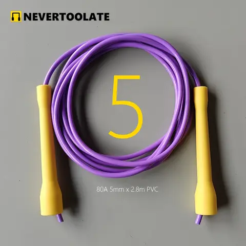 1. **강력한 내구성**: NEVERTOOLATE TPU 스틸 로프는 190그램의 고품질 재질로 제작되어 뛰어난 내구성을 제공하며, 다양한 강도 훈련에 적합합니다. 5mm 5.3mm 6mm 두꺼운 로프 cc 핸들 2.8-3.2 미터 긴 PVC 건너 뛰는 밧줄 성인 속도 로프 직경 피트니스 크로스 피트 저렴한