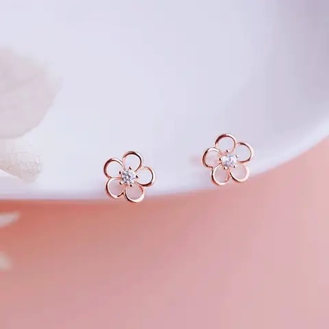 패션에서 액세서리는 단순한 장식 이상의 의미를 가집니다. 바로 나의 개성을 드러내고, 스타일을 완성해주는 중요한 역할을 하죠. 최근 인기를 끌고 있는 PONYKISS의 925 스털링 실버 비대칭 사각형 카드 글자 후프 귀걸이는 그런 면에서 특히 돋보이는 아이템입니다. 이 귀걸이는 현대적이면서도 펑크한 매력을 지니고 있어, 다양한 스타일에 자연스럽게 어우러질 수 있습니다. Uini Tail 뜨거운 판매 새로운 925 스털링 실버 중공 꽃 귀걸이 틈새 디자인 절묘하고 트렌디 한 소녀 액세서리