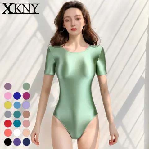 1. **컬러풀 패턴**: 다양한 색상과 디자인이 조화를 이루어 흥미로운 시각적 효과를 제공합니다. 이는 비치웨어로서 시선을 끌고 여름 분위기를 더해줍니다. XCKNY 광택 시리즈 타이츠, 반팔 수영복, 요가 운동복, 단색, 체조 세트, 광택 및 매끄러운 하이 포크