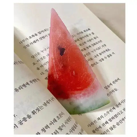 - 책을 읽는 순간, 집중이 필요합니다. 하지만 잊어버린 페이지를 찾기 위해 책을 펼치고 다시 뒤적이는 건 귀찮은 일입니다. 블랙 드래곤 북마크가 있다면, 그 문제는 간단히 해결됩니다. 사용 후 항상 제자리에 놓고 간편하게 사용할 수 있어, 독서의 흐름을 방해받지 않죠. 친구가 이 제품으로 독서할 때마다 즐거운 기분을 느낄 수 있을 것입니다. 미적 과일 아크릴 책 페이지 클립 귀여운 수박 투명 책갈피 책 페이지 홀더 학생 독서 마크 편지지